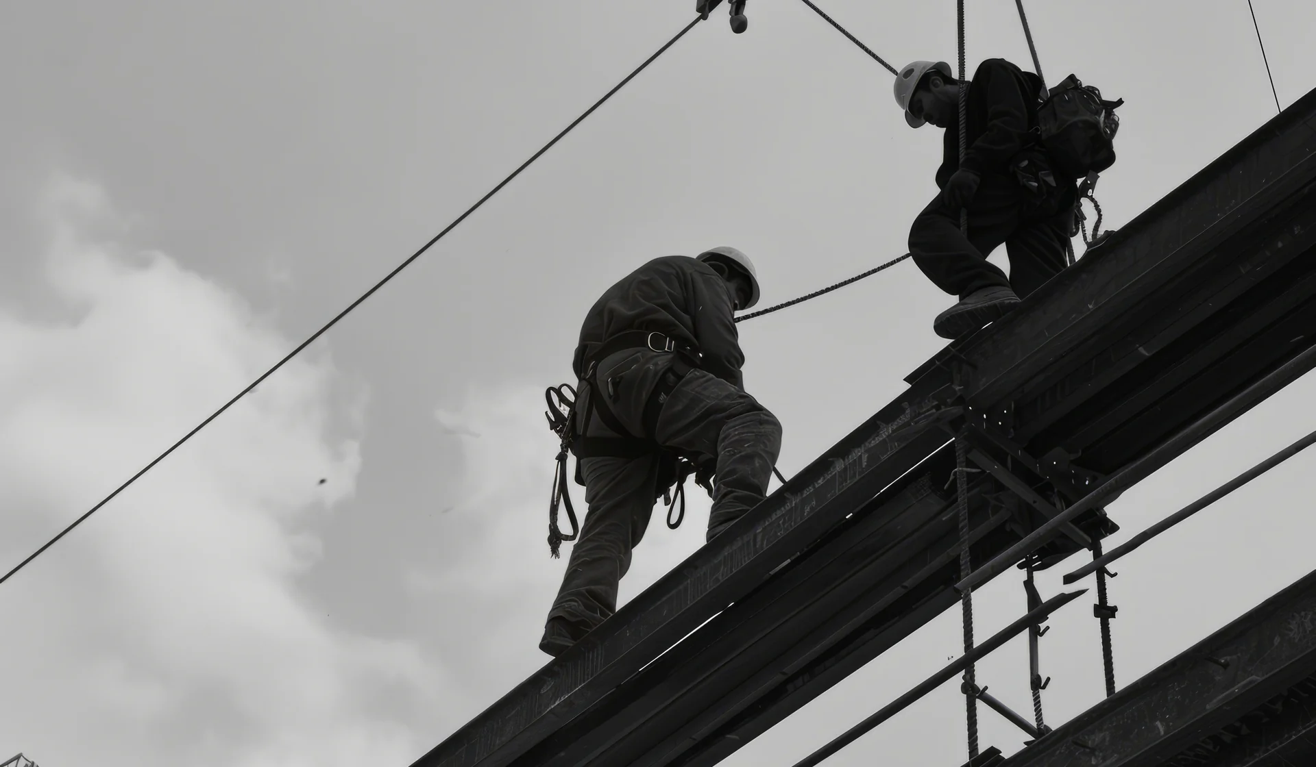 Profissionais utilizando sistemas de proteção durante trabalho em altura
